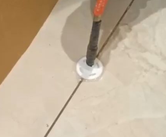 双峰瓷砖空鼓维修公司专业解答瓷砖在铺贴过程中，如果没有涂抹均匀到位的粘结材料（如水泥砂浆或瓷砖胶），可能会导致以下问题