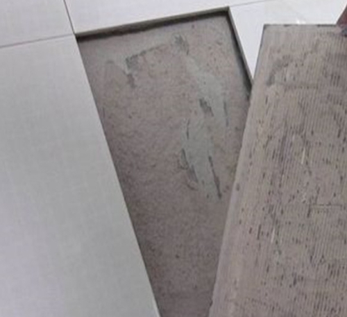 双峰瓷砖空鼓维修公司分享瓷砖铺贴时如果打浆（即涂抹在瓷砖背面和基层上的砂浆或瓷砖胶）过少，会带来以下问题